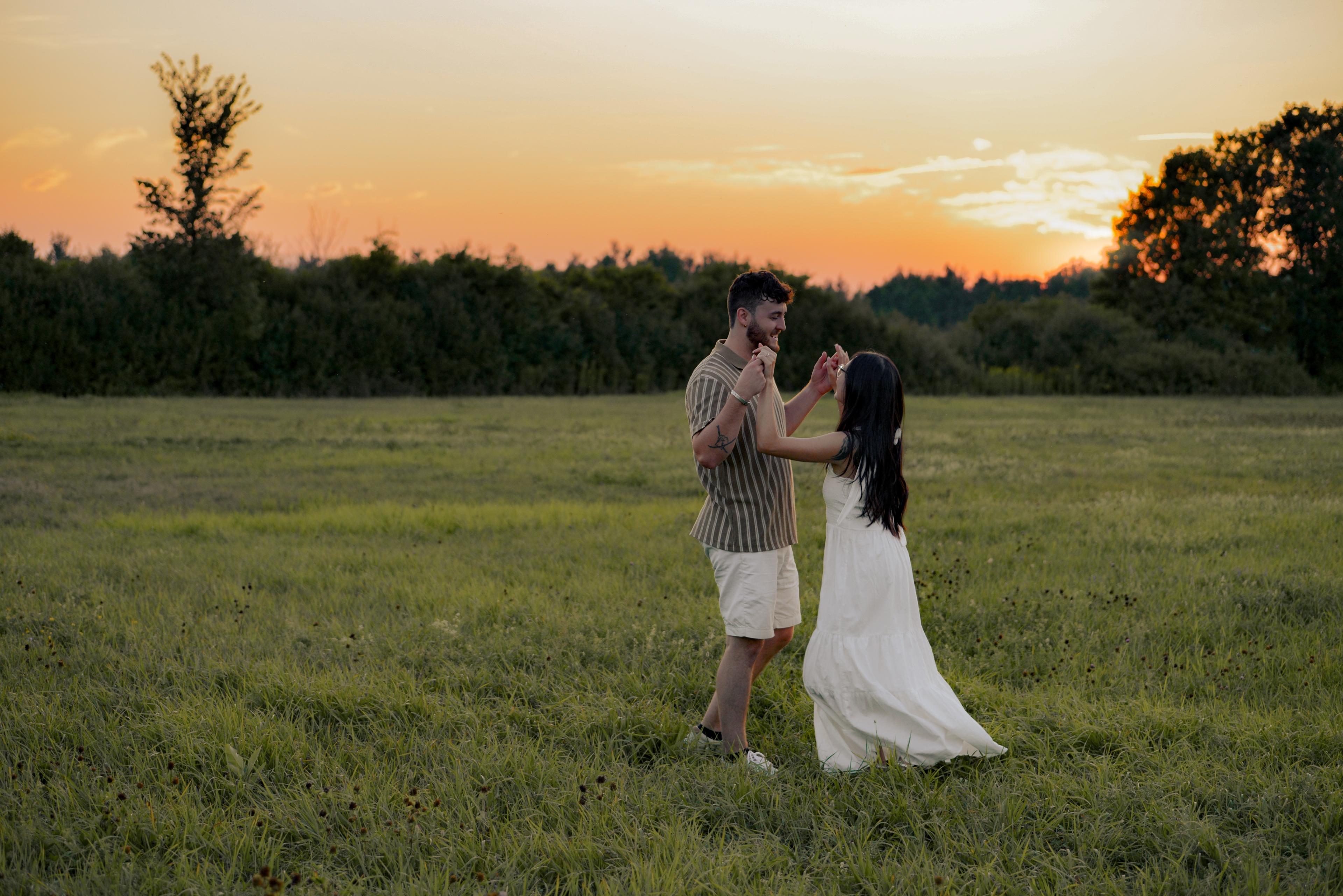 Danse au coucher du soleil